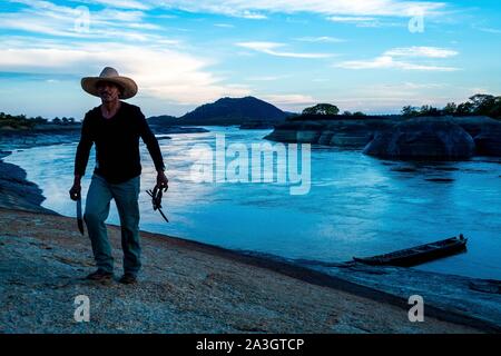 Kolumbien, Vichada, Puerto Carreno, Ventana finden auf der hacienderao Orenoco Flusses, gehen in den Wald in der Dämmerung Stockfoto