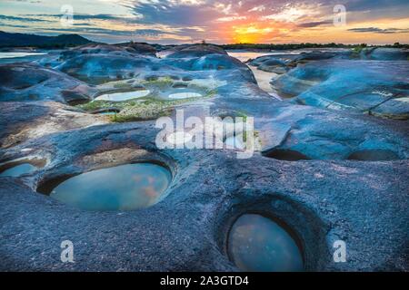 Kolumbien, Vichada, Puerto Carreno, Ventana finden auf der Orenoco Flusses, altes Relikt Felsen, mit Löchern und Becken löchrig Stockfoto