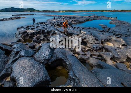 Kolumbien, Vichada, Puerto Carreno, Ventana finden auf der Orenoco Flusses, Spaziergang auf dem Wasser Felsen und Schwimmen im Wasser Löcher Stockfoto