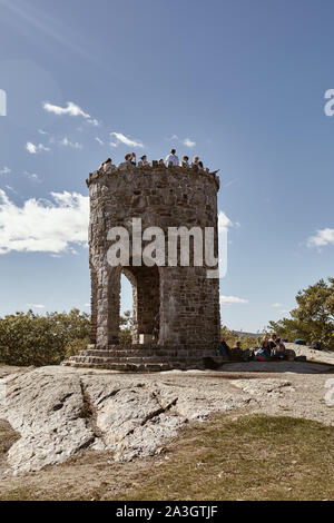 Camden, Maine - 26. September 2019: Touristen auf der Oberseite der Aussichtsturm mit Blick auf Mount Battie in Camden Hills State Park, Maine Stockfoto