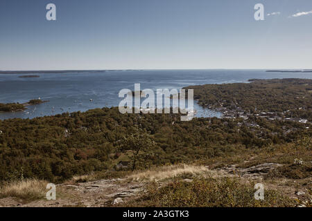 Mit Blick auf die Penobscot Bay vom Gipfel des Mt Battie im Camden Hills Stat Park in Camden, Maine. Stockfoto