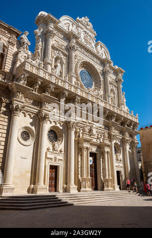 Touristen vor der Basilika von Santa Croce (Kirche des Heiligen Kreuzes) auf Via Umberto I in Lecce, Apulien (Puglia) im südlichen Italien Stockfoto