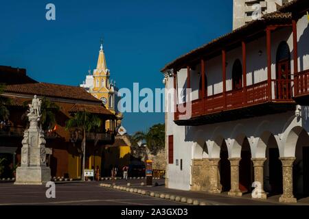 Kolumbien, Bolivar, Cartagena der Indies, kolonialen Zentrum registrierte Weltkulturerbe bu UNESCO, Plaza de la Aduana und Clock Tower im Rücken, Christoph Kolumbus Statue Stockfoto