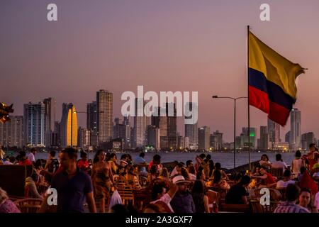 Kolumbien, Bolivar, Cartagena der Indies, kolonialen Zentrum registrierte Weltkulturerbe bu UNESCO, Caf? Del Mar auf der befestigten Mauer, die die Altstadt umgibt, mit Meer und Gebäude von Boca Grande in der Rückseite Stockfoto