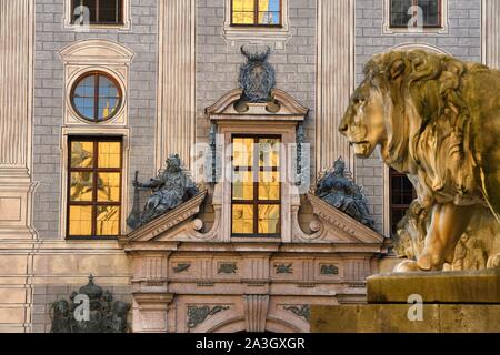 Deutschland, Bayern, München, Bayerischer Löwe vor der Feldherrenhalle und Residenz München (m?nchner Residenz Residenzmuseum), der Königliche Palast Stockfoto