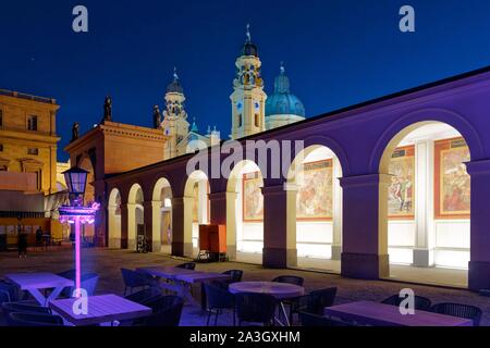 Deutschland, Bayern, München, Torbögen, die im Garten der Hof (Hofgarten) der barocken italienischen Stil von Maximilien 1. Im 17. Jahrhundert wollte und, im Hintergrund die alte Theatiner Kirche (theatinerkirche) Stockfoto