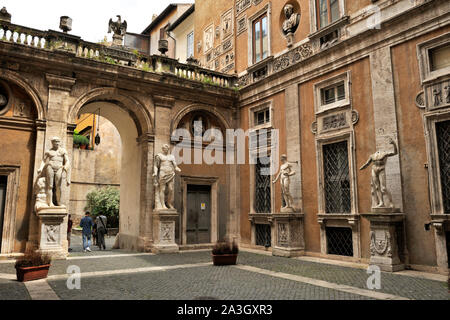 Italien, Rom, Palazzo Mattei di Giove (AD 1598-1618), Innenhof, Architekten Carlo Maderno Stockfoto