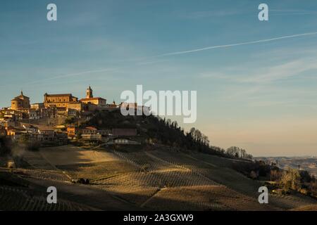 Italien, Piemont, Provinz Cuneo, der Langhe Weinregion, die als Weltkulturerbe der UNESCO, das Dorf La Morra Stockfoto
