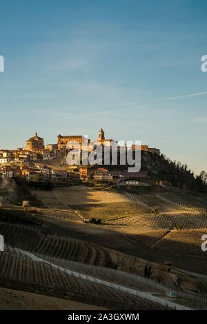 Italien, Piemont, Provinz Cuneo, der Langhe Weinregion, die als Weltkulturerbe der UNESCO, das Dorf La Morra Stockfoto