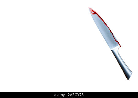 Das Blut auf der Klinge eines Messers. blutiges Messer horror Theme auf weißem Hintergrund, Platz für Text Stockfoto