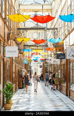 Frankreich, Paris, überdachten Gang des Grand Cerf, der Sturm Sonnenschirme der Neuseeländischen Glasscove Boutique, Stumpf Stockfoto