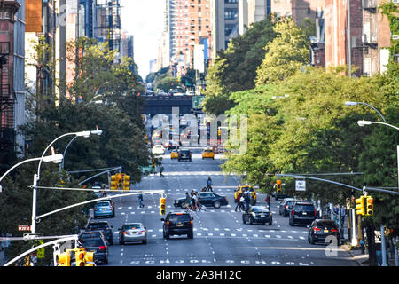 Verkehr auf 10 Ave, NYC, USA Stockfoto