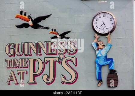 Irland, im County Galway, Galway City, pub Uhr Stockfoto