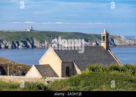 Frankreich, Finistere, - Cleden-Cap Sizun, Pointe du Van, saint-they Kapelle und Pointe du Raz im Hintergrund Stockfoto