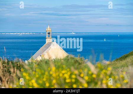 Frankreich, Finistere, - Cleden-Cap Sizun, Pointe du Van, saint-they Kapelle und Sein Insel im Hintergrund Stockfoto