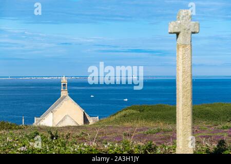 Frankreich, Finistere, - Cleden-Cap Sizun, Pointe du Van, saint-they Kapelle und Sein Insel im Hintergrund Stockfoto