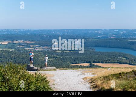 Frankreich, Finistere, Armorica Regionaler Naturpark, Menez-Hom, Blick über terenez Brücke auf der Aulne Fluss Stockfoto