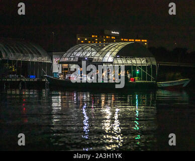 Takiya-ryo Speerfischen auf dem Hanama-See, Hamamatsu, Japan.schwimmende Kochstation: Hier bereiten die Speerfischer den Fang der Nacht frisch gefangen zu Stockfoto