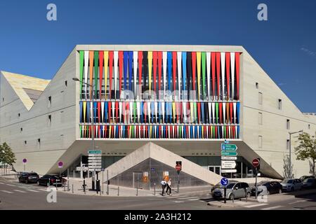 Frankreich, Nord, Lille, Stephane Hessel Haus, modernes Gebäude, das im Jahr 2016 von dem Architekten Julien De Smedt, Jugendherberge und andere Infrastruktur, paar Überqueren der Straße Stockfoto