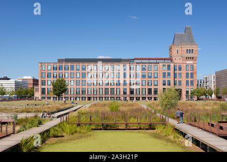 Frankreich, Nord, Lille, Bezirk von Bois Blancs, EuraTechnologies business park Pole der Exzellenz der TIC der Lille Metropole, die sich in der Blan Lafont, ist eine alte Spinnerei in 1900 erbaute Pontoon, sodass Sie zwischen den Ruhezonen zu Fuß gewidmet Stockfoto