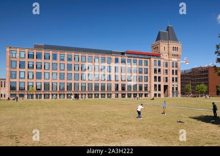 Frankreich, Nord, Lille, Bezirk von Bois Blancs, EuraTechnologies business park Pole der Exzellenz der TIC der Lille Metropole, die sich in der Blan Lafont, ist eine alte Spinnerei in 1900 eingeweiht, drei Männer Bowling spielen im Gras Stockfoto