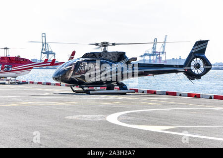 Tour Hubschrauber bereit, sich zu entfernen. New York City, USA Stockfoto