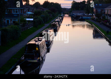 Narrowboats günstig bei Market Drayton an einem Sommerabend in der Dämmerung Stockfoto