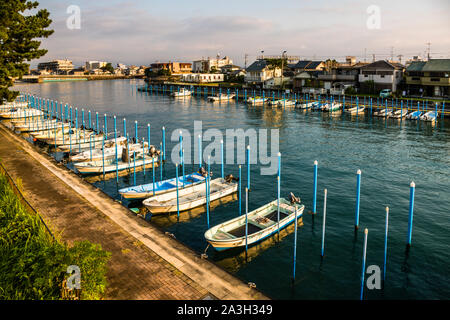 Zimmer mit Blick auf einen Wasserweg am See Hamana. Für das kulinarische Erlebnis 'Spearfishing at Night' empfiehlt es sich, eine Übernachtung direkt am Lake Hamana zu buchen. Takiya-ryo Speerfischen auf dem See Hanama, Hamamatsu, Japan Stockfoto