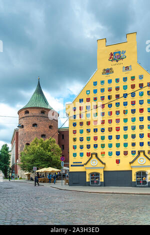 Der Pulverturm und Jakobs Kaserne Gebäude zeigen die Wappen für die Lettische Pfarreien in Riga, Lettland. Stockfoto