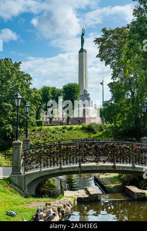 Das Freiheitsdenkmal von Bastejkalna Park in Riga, Lettland. Stockfoto