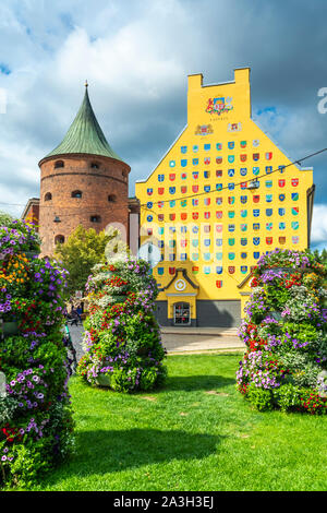 Der Pulverturm und Jakobs Kaserne Gebäude zeigen die Wappen für die Lettische Pfarreien in Riga, Lettland. Stockfoto