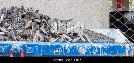 Panorama Bauschutt aus einer Baustelle in einem Container Stockfoto