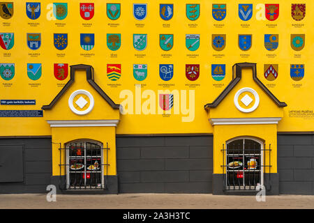 Jacob's Kaserne Gebäude zeigen die Wappen für die Lettische Pfarreien in Riga, Lettland. Stockfoto