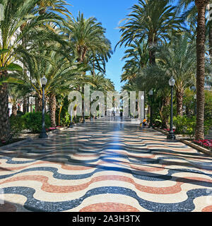 3D-Effekt von gewellte Fliesen- und ebnet entlang der Palmen gesäumten Promenade de Espana in Alicante, Spanien. Stockfoto