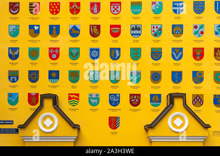 Jacob's Kaserne Gebäude zeigen die Wappen für die Lettische Pfarreien in Riga, Lettland. Stockfoto