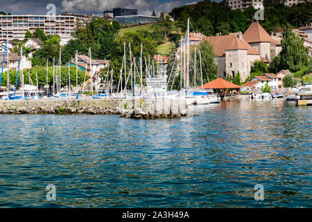 Blick auf den Hafen der Stadt Thonon-les-Bains am Genfer See, Boote, Gebäuden und blauer Himmel mit Wolken. Stockfoto