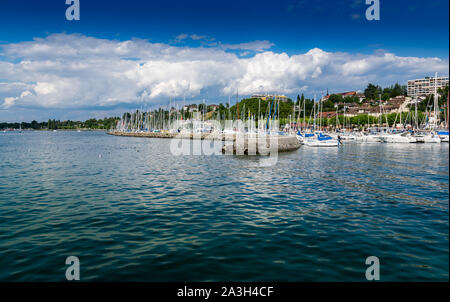 Blick auf den Hafen der Stadt Thonon-les-Bains am Genfer See, Boote, Gebäuden und blauer Himmel mit Wolken. Stockfoto