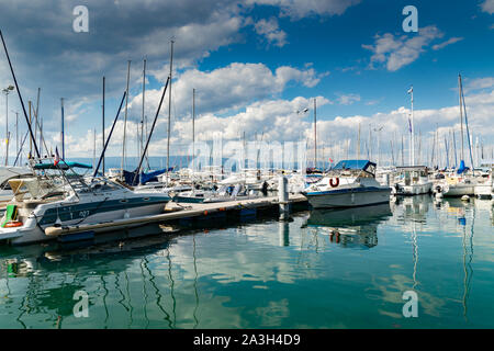 Thonon-les-Bains, France-August 02,2019: Boote im Hafen von Thonon-les-Bains am Genfer See. Stockfoto