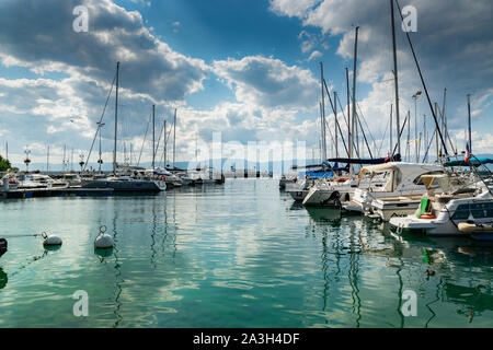 Thonon-les-Bains, France-August 02,2019: Boote im Hafen von Thonon-les-Bains am Genfer See. Stockfoto