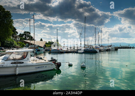 Thonon-les-Bains, France-August 02,2019: Boote im Hafen von Thonon-les-Bains am Genfer See. Stockfoto