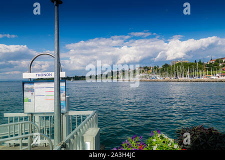 Thonon-les-Bains, France-August 02,2019: Kreuzfahrtschiffe mit dem Zeitplan des Hafens von Thonon-les-Bains am Genfer See. Stockfoto