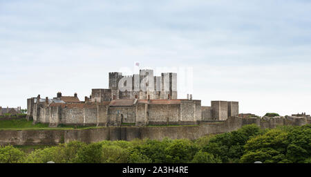 Dover Castle, Postkarte, Union Jack fliegen von halten. British Heritage. Blue Sky. Kopieren Sie Platz. Vorhang Mauern und die grüne Umgebung. Stockfoto