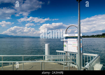 Thonon-les-Bains, France-August 02,2019: Kreuzfahrtschiffe mit dem Zeitplan des Hafens von Thonon-les-Bains am Genfer See. Stockfoto