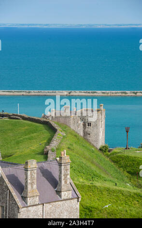 Ansicht der Admiralität Pier und den Ärmelkanal von den Wällen Dover Castle, Südost England, Bit bits St. Maria von Castro Kirche gesehen. Stockfoto