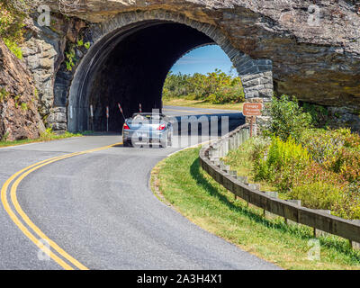 Craggy Pinnacle Tunnel obwohl Berg auf dem Blue Ridge Parkway in North Carolina in den Vereinigten Staaten Stockfoto