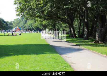 Das Riverside Gardens im beliebten Kurort Ilkley im malerischen Wharfedale Tal, in West Yorkshire, UK Stockfoto