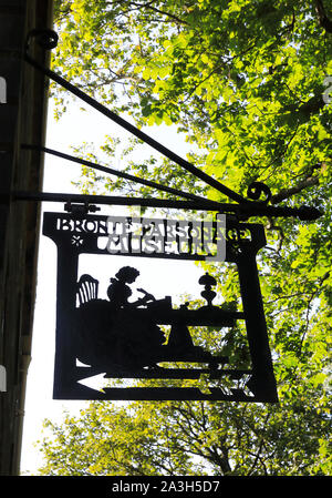Zeichen für die Bronte Parsonage Museum, zu Ehren der Schwestern Bronte, Charlotte, Anne und Emily, auf Church St, in Haworth, West Yorkshire, UK Stockfoto
