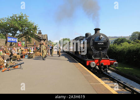 Dampfzug in Ziehen nach Oakworth Station, wo Film die Bahn Kinder gefilmt wurde, in West Yorkshire, UK Stockfoto