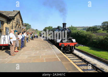 Dampfzug in Ziehen nach Oakworth Station, wo Film die Bahn Kinder gefilmt wurde, in West Yorkshire, UK Stockfoto