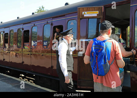 Dampfzug in Ziehen nach Oakworth Station, wo Film die Bahn Kinder gefilmt wurde, in West Yorkshire, UK Stockfoto